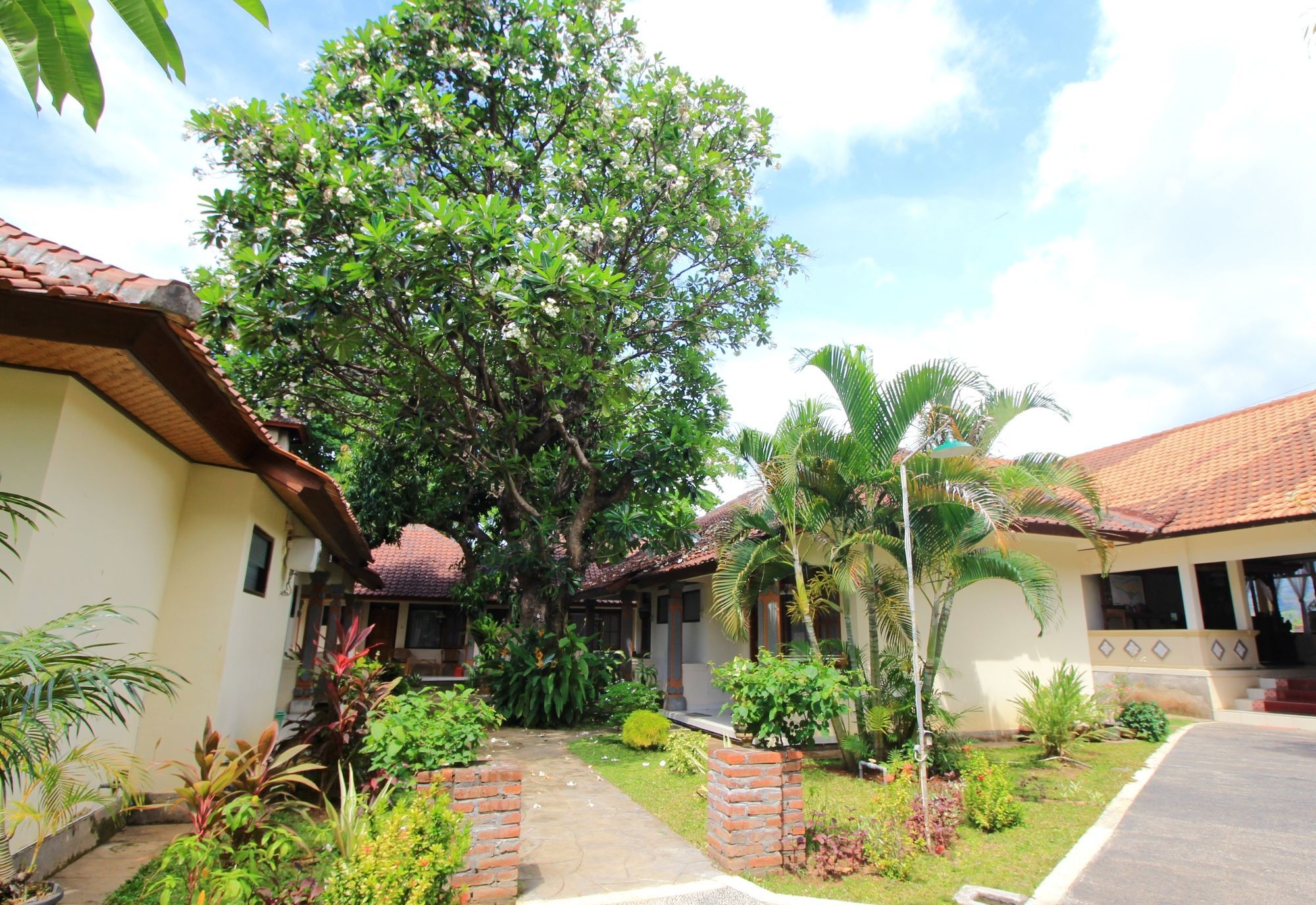Lovina Beach Hotel Buleleng  Exterior photo